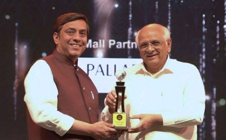 Maulik Bhatt Presented With the “Pride of Gujarat–Most Trusted Astrology Guru” Award from CM Bhupendra Patel