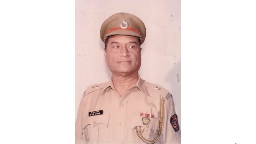 Mulkha Vegala (Extraordinary) Untold Story of uncommon Dr. S. R. Kapse Police Officer